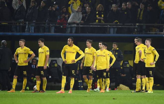 04.11.2014, Fussball, Saison 2014 15, UEFA Champions League, Vorrunde, Borussia Dortmund - Galatasaray Istanbul 4-1 Dortmunds Spieler während der Spielunterbrechung, v.li.: Lukasz Piszczek, Sokratis Papastathopoulos, Pierre-Emerick Aubameyang, Erik Durm, Henrikh Mkhitaryan