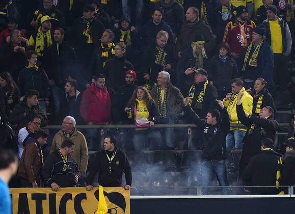 04.11.2014, Fussball, Saison 2014 15, UEFA Champions League, Vorrunde, Borussia Dortmund - Galatasaray Istanbul 4-1 Istanbul Fans warfen Böller in den BVB Fanblock