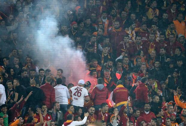 Dortmund, Fussball, Herren, UEFA Champions League, Saison 2014 2015, Spieltag 4, Gruppe D, Borussia Dortmund vs Galatasaray Istanbul, 04.11.2014, Signal Iduna Arena Dortmund, bengalische Feuer bei Galatasaray Fans Block