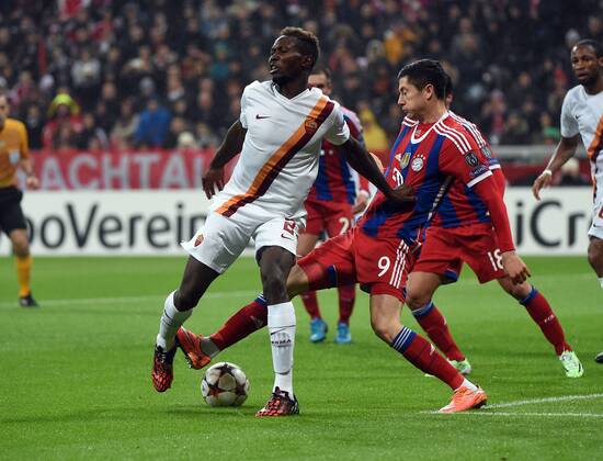 05.11.2014, xjhx, Fussball Champions League, FC Bayern München - AS Rom, v.l. Mapou Yanga-Mbiwa (AS Rom), Robert Lewandowski (FC Bayern Muenchen)