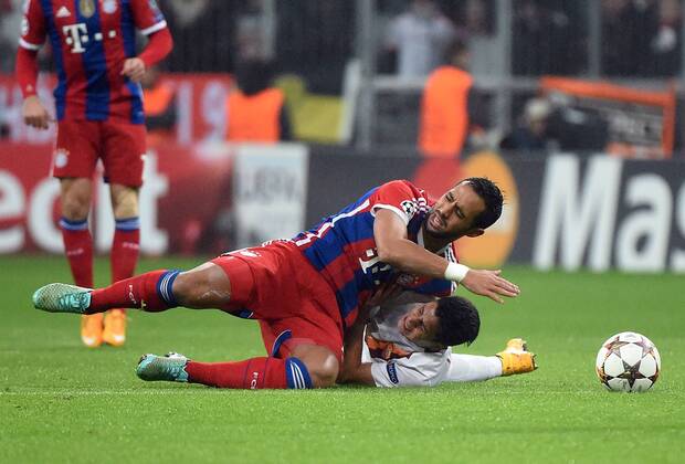 05.11.2014, xjhx, Fussball Champions League, FC Bayern München - AS Rom, v.l.Mehdi Benatia (FC Bayern Muenchen), Juan Iturbe (AS Rom)