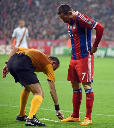 05.11.2014, xjhx, Fussball Champions League, FC Bayern München - AS Rom, v.l.SCHIEDSRICHTER Cüneyt Cakir, Franck Ribery (FC Bayern München)