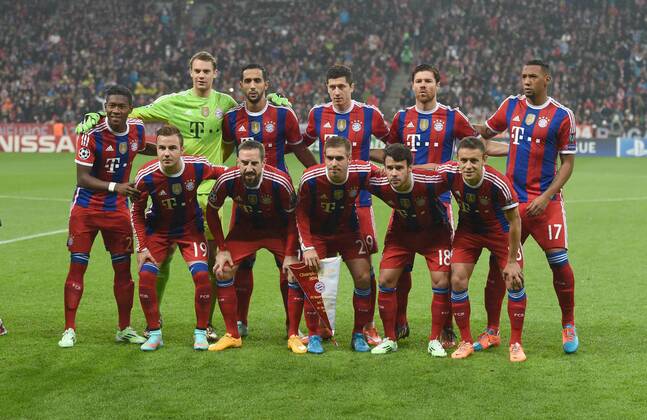 FUSSBALL CHAMPIONS LEAGUE SAISON 2014 2015 Vorrunde FC Bayern München - 05.11.2014 Teamfoto Bayern, hintere Reihe von links: David Alaba, Torwart Manuel Neuer, Mehdi Benatia, Robert Lewandowski, Xabi Alonso und Jerome Boateng. Vordere Reihe von links: Mario Goetze, Franck Ribery, Philipp Lahm, Juan Bernat und Rafinha 