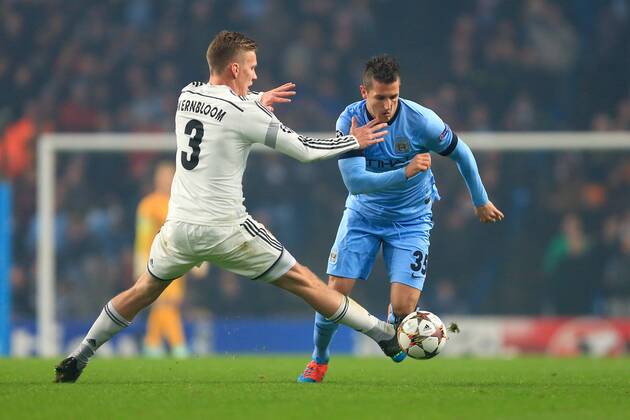 Aktuell Fussball, Champions League, Manchester City - ZSKA Moskau 2 Stevan Jovetic of Manchester City skips past a challenge from Pontus Wernbloom of CSKA - Manchester City vs. CSKA Moscow - UEFA Champions League - Etihad Stadium - Manchester - 05 11 2014 Pic Philip Oldham Sportimage EDITORIAL USE ONLY. No use with unauthorised audio, video, data, fixture lists, club league logos or live services. Online in-match use limited to 120 images, no video emulation. No use in betting, games or single club league player publications.