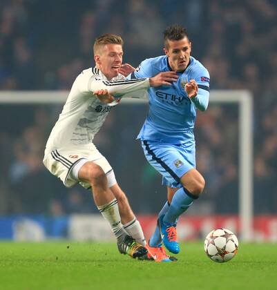 Aktuell Fussball, Champions League, Manchester City - ZSKA Moskau 2 Stevan Jovetic of Manchester City skips past a challenge from Pontus Wernbloom of CSKA - Manchester City vs. CSKA Moscow - UEFA Champions League - Etihad Stadium - Manchester - 05 11 2014 Pic Philip Oldham Sportimage EDITORIAL USE ONLY. No use with unauthorised audio, video, data, fixture lists, club league logos or live services. Online in-match use limited to 120 images, no video emulation. No use in betting, games or single club league player publications.