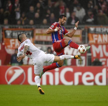 05.11.2014, Fussball Champions League 2014 2015, Vorrunde, 4.Spieltag, FC Bayern München - AS Rom, in der Allianzarena München. v.li: Radja Nainggolan (AS Rom) gegen Mehdi Benatia (München). 