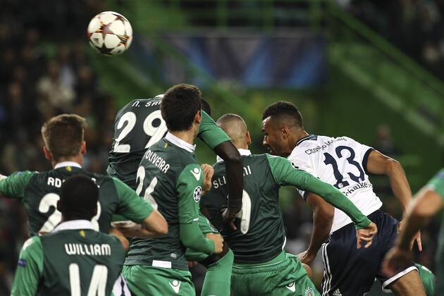 Aktuell Fussball, Champions League, Sporting Lissabon - FC Schalke 04 2 Schalke s Cameroonian forward, Eric Maxim Choupo-Moting (R) heads the ball to score a goal during a soccer match between Portugal s Sporting CP and Germany s FC Schalke 04 for the group stage of the UEFA Champions League, in Sporting s Alvalade Stadium in Lisbon, Portugal, on November 5, 2014. Photo by Pedro Nunes Portugal: UEFA Champions League: Sporting Vs Schalke 04 