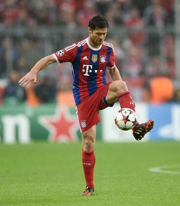 FUSSBALL CHAMPIONS LEAGUE SAISON 2014 2015 Vorrunde FC Bayern Muenchen - AS Rom 05.11.2014 Xabi Alonso (FC Bayern Muenchen) am Ball 