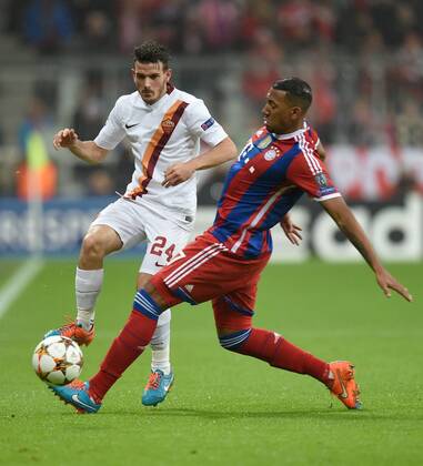 FUSSBALL CHAMPIONS LEAGUE SAISON 2014 2015 Vorrunde FC Bayern Muenchen - AS Rom 05.11.2014 Alessandro Florenzi (li, AS Rom) gegen Jerome Boateng (re, FC Bayern Muenchen) 