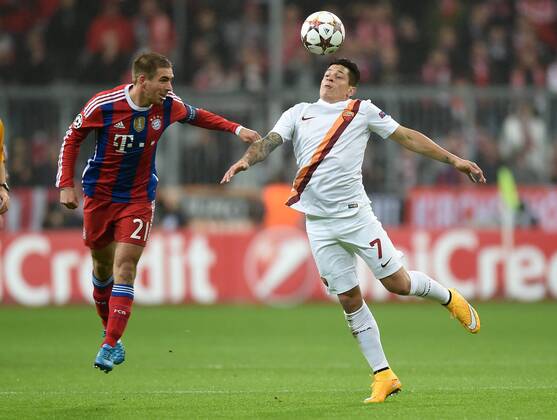 FUSSBALL CHAMPIONS LEAGUE SAISON 2014 2015 Vorrunde FC Bayern Muenchen - AS Rom 05.11.2014 Philipp Lahm (li, FC Bayern Muenchen) gegen Juan Manuel Iturbe (re, AS Rom) 