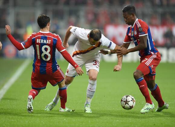 FUSSBALL CHAMPIONS LEAGUE SAISON 2014 2015 Vorrunde FC Bayern Muenchen - AS Rom 05.11.2014 Vassilis Torosidis (Mitte, AS Rom) gegen Juan Bernat (li) und David Alaba (re, FC Bayern Muenchen) 