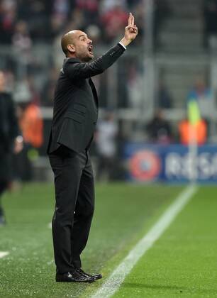 FUSSBALL CHAMPIONS LEAGUE SAISON 2014 2015 Vorrunde FC Bayern Muenchen - AS Rom 05.11.2014 Trainer Pep Guardiola (FC Bayern Muenchen) engagiert an der Seitenlinie 