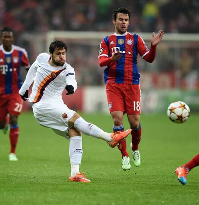 FUSSBALL CHAMPIONS LEAGUE SAISON 2014 2015 Vorrunde FC Bayern Muenchen - AS Rom 05.11.2014 Mattia Destro (li, AS Rom) gegen Juan Bernat (re, FC Bayern Muenchen) 