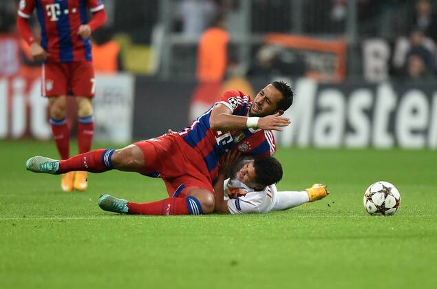 FUSSBALL CHAMPIONS LEAGUE SAISON 2014 2015 Vorrunde FC Bayern Muenchen - AS Rom 05.11.2014 Mehdi Benatia (li, FC Bayern Muenchen) gegen Juan Manuel Iturbe (re, AS Rom) 