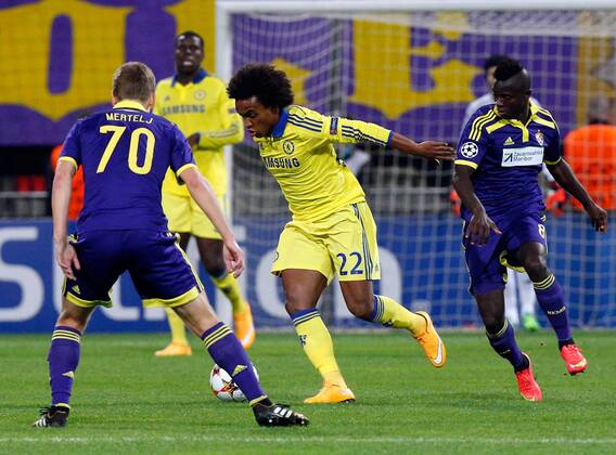 SOCCER - CL, Maribor vs Chelsea MARIBOR,SLOVENIA,05.NOV.14 - SOCCER - UEFA Champions League, group stage, NK Maribor vs Chelsea FC. Image shows Ales Mertelj (Maribor), Willian (Chelsea) and Sintayehu Sallalich (Maribor). 