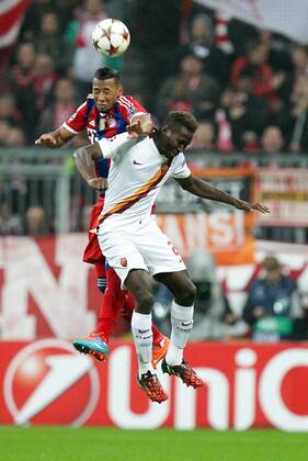 l-r: im Zweikampf, Aktion, mit David Alaba 27 (FC Bayern Muenchen) und Mapou Yanga-Mbiwa 2 (AS Rom) FC Bayern Muenchen vs. AS Rom, Fussball, Champions League, 05.11.2014 EP_CKT