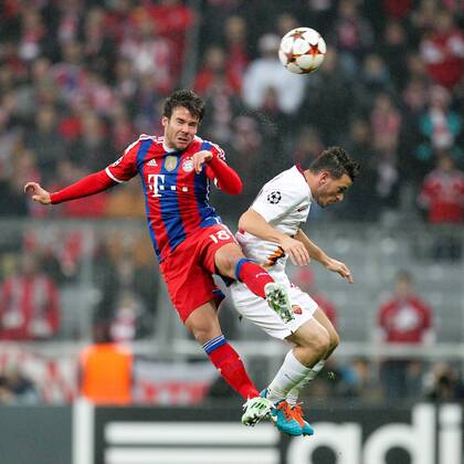 l-r: im Zweikampf, Aktion, mit Juan Bernat 18 (FC Bayern Muenchen) und Allesandro Florenzi 24 (AS Rom) FC Bayern Muenchen vs. AS Rom, Fussball, Champions League, 05.11.2014 EP_CKT