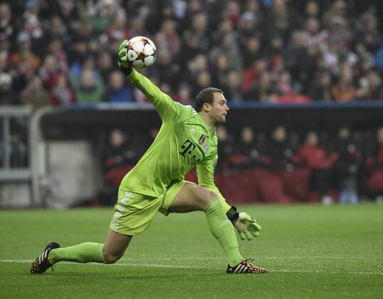 Torwart Manuel Neuer FC Bayern München beim Abwurf Aktion CL FC Bayern München FCB gegen AS Rom Roma Fußball UEFA Champions League Herren GER Gruppenphase Rückspiel Saison 2014 2015 München Allianz-Arena 05.11.2014 CL FC Bayern München FCB gegen AS Rom Roma