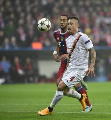 Zweikampf Aktion Mehdi Benatia FC Bayern München (links) gegen Radja Nainggolan AS Rom Roma (rechts) CL FC Bayern München FCB gegen AS Rom Roma Fußball UEFA Champions League Herren GER Gruppenphase Rückspiel Saison 2014 2015 München Allianz-Arena 05.11.2014 CL FC Bayern München FCB gegen AS Rom Roma