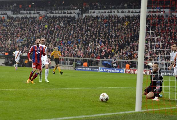 05.11.2014, Fussball Champions League 2014 2015, Vorrunde, 4.Spieltag, FC Bayern München - AS Rom, in der Allianzarena München. Torschuss zum 1:0 von Franck Ribery (li, München), gegen Lukasz Skorupski (re, AS Rom). 