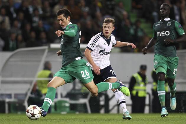 Aktuell Fussball, Champions League, Sporting Lissabon - FC Schalke 04 4 Sporting s defender Paulo Andre Oliveira (L) vies with Schalke s midfielder, Max Meyer (C) during a soccer match between Portugal s Sporting CP and Germany s FC Schalke 04 for the group stage of the UEFA Champions League, in Sporting s Alvalade Stadium in Lisbon, on November 5, 2014. Portugal: UEFA Champions League: Sporting Vs Schalke 04 