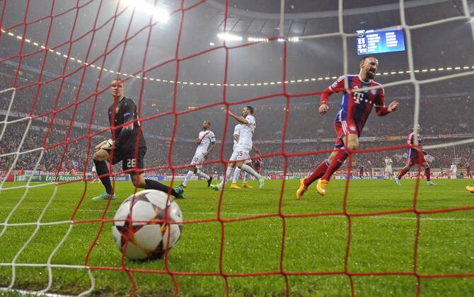 05.11.2014, Fussball Champions League 2014 2015, Vorrunde, 4.Spieltag, FC Bayern München - AS Rom, in der Allianzarena München. Torschuss zum 1:0 von Franck Ribery (re, München), gegen Torwart Lukasz Skorupski (li, AS Rom). 