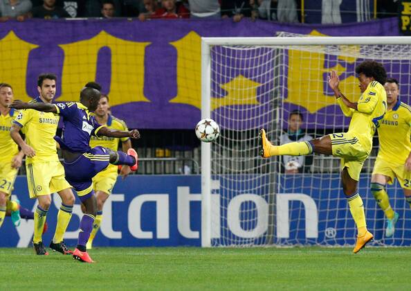 SOCCER - CL, Maribor vs Chelsea MARIBOR,SLOVENIA,05.NOV.14 - SOCCER - UEFA Champions League, group stage, NK Maribor vs Chelsea FC. Image shows Sintayehu Sallalich (Maribor) and Willian (Chelsea). 