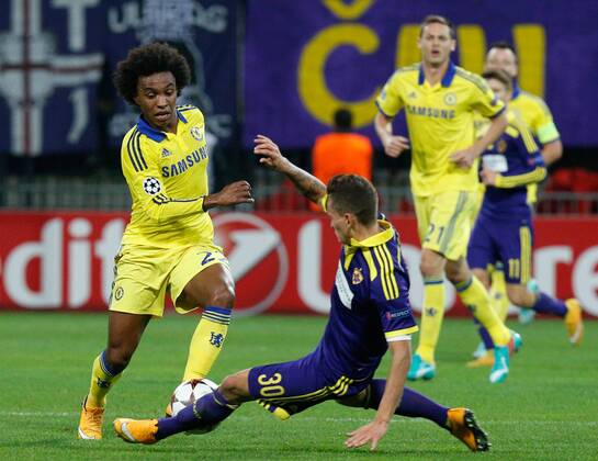 SOCCER - CL, Maribor vs Chelsea MARIBOR,SLOVENIA,05.NOV.14 - SOCCER - UEFA Champions League, group stage, NK Maribor vs Chelsea FC. Image shows Willian (Chelsea) and Petar Stojanovic (Maribor). 