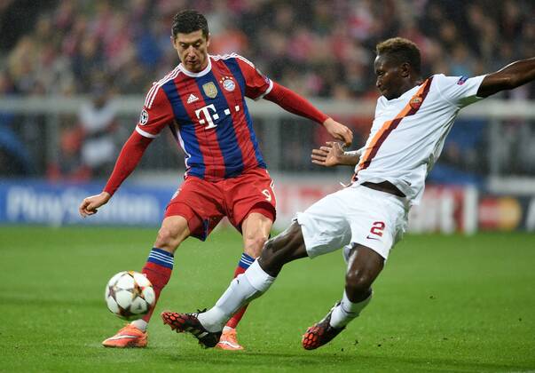FUSSBALL CHAMPIONS LEAGUE SAISON 2014 2015 Vorrunde FC Bayern Muenchen - AS Rom 05.11.2014 Robert Lewandowski (li, FC Bayern Muenchen) gegen Mapou Yanga-Mbiwa (re, AS Rom) 