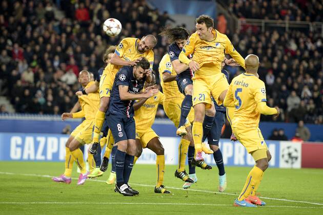 Aktuell Fussball, Champions League, Paris St. Germain - Apoel Nikosia 2 Thiago Motta (PSG) Edinson Cavani (PSG) vs Gustavo Manduca (Apoel) FOOTBALL : PSG vs Apoel FC - Ligue des Champions - 05 11 2014 JBAutissier Panoramic 