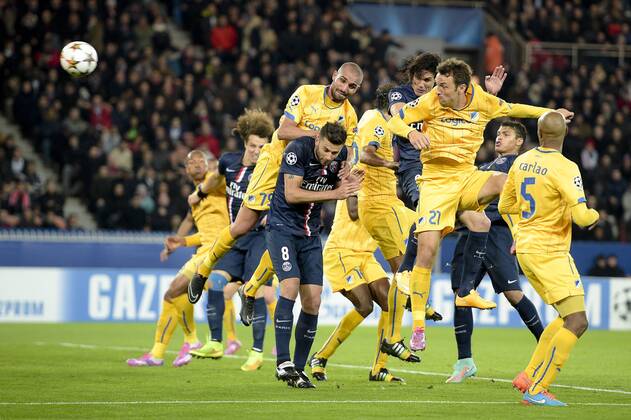 Aktuell Fussball, Champions League, Paris St. Germain - Apoel Nikosia 2 Thiago Motta (PSG) Edinson Cavani (PSG) vs Gustavo Manduca (Apoel) FOOTBALL : PSG vs Apoel FC - Ligue des Champions - 05 11 2014 JBAutissier Panoramic 
