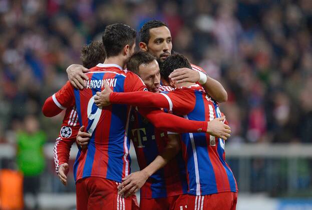 FUSSBALL CHAMPIONS LEAGUE SAISON 2014 2015 Vorrunde FC Bayern Muenchen - AS Rom 05.11.2014 Torjubel nach dem 2:0; Robert Lewandowski, Rafinha, Mehdi Benatia und Juan Bernat (v.l., alle FC Bayern Muenchen) 