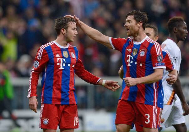 FUSSBALL CHAMPIONS LEAGUE SAISON 2014 2015 Vorrunde FC Bayern Muenchen - AS Rom 05.11.2014 Torjubel nach dem 2:0; Xabi Alonso (re) mit Torschuetze Mario Goetze (li, beide FC Bayern Muenchen) 