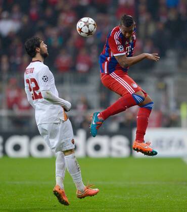 FUSSBALL CHAMPIONS LEAGUE SAISON 2014 2015 Vorrunde FC Bayern Muenchen - AS Rom 05.11.2014 Mattia Destro (li, AS Rom) gegen Jerome Boateng (re, FC Bayern Muenchen) 