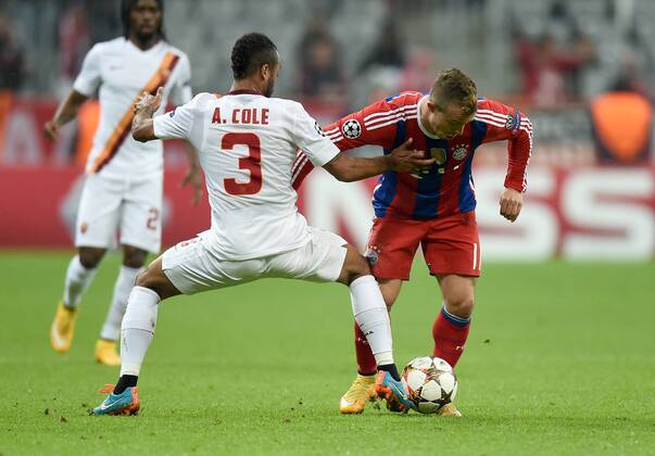FUSSBALL CHAMPIONS LEAGUE SAISON 2014 2015 Vorrunde FC Bayern Muenchen - AS Rom 05.11.2014 Ashley Cole (li, AS Rom) gegen Xherdan Shaqiri (re, FC Bayern Muenchen) 