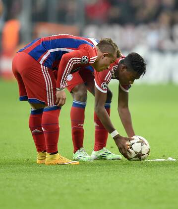 FUSSBALL CHAMPIONS LEAGUE SAISON 2014 2015 Vorrunde FC Bayern Muenchen - AS Rom 05.11.2014 Xherdan Shaqiri (lI) und David Alaba (re, beide FC Bayern Muenchen) legen sich den Ball zum Freistoss zurecht 