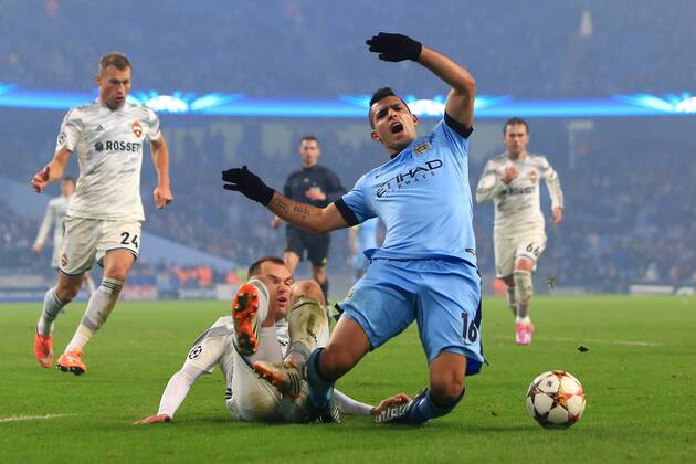 Aktuell Fussball, Champions League, Manchester City - ZSKA Moskau 4 Sergio Kun Agüero of Manchester City goes down in the area but is booked for diving - Manchester City vs. CSKA Moscow - UEFA Champions League - Etihad Stadium - Manchester - 05 11 2014 Pic Philip Oldham Sportimage EDITORIAL USE ONLY. No use with unauthorised audio, video, data, fixture lists, club league logos or live services. Online in-match use limited to 120 images, no video emulation. No use in betting, games or single club league player publications.