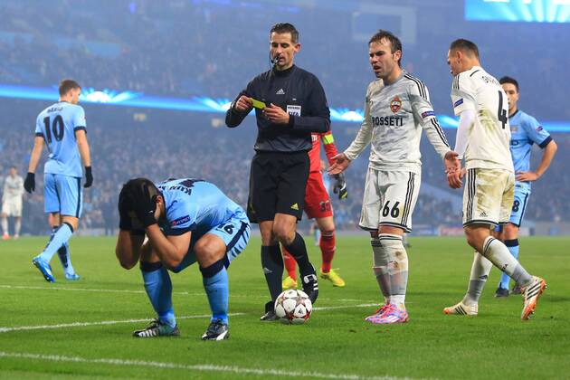 Aktuell Fussball, Champions League, Manchester City - ZSKA Moskau 4 Sergio Kun Agüero of Manchester City goes down in the area but is booked for diving - Manchester City vs. CSKA Moscow - UEFA Champions League - Etihad Stadium - Manchester - 05 11 2014 Pic Philip Oldham Sportimage EDITORIAL USE ONLY. No use with unauthorised audio, video, data, fixture lists, club league logos or live services. Online in-match use limited to 120 images, no video emulation. No use in betting, games or single club league player publications.