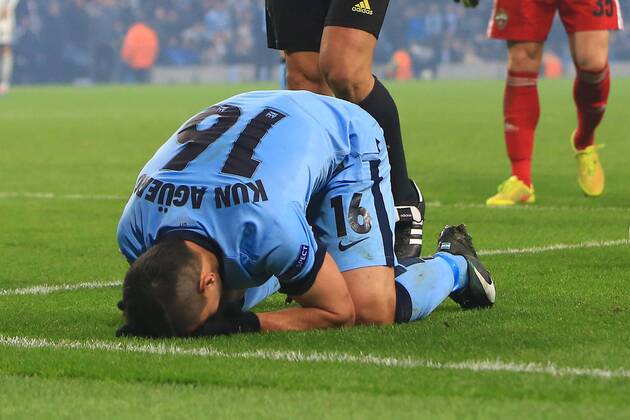 Aktuell Fussball, Champions League, Manchester City - ZSKA Moskau 4 Sergio Kun Agüero of Manchester City goes down in the area but is booked for diving - Manchester City vs. CSKA Moscow - UEFA Champions League - Etihad Stadium - Manchester - 05 11 2014 Pic Philip Oldham Sportimage EDITORIAL USE ONLY. No use with unauthorised audio, video, data, fixture lists, club league logos or live services. Online in-match use limited to 120 images, no video emulation. No use in betting, games or single club league player publications.
