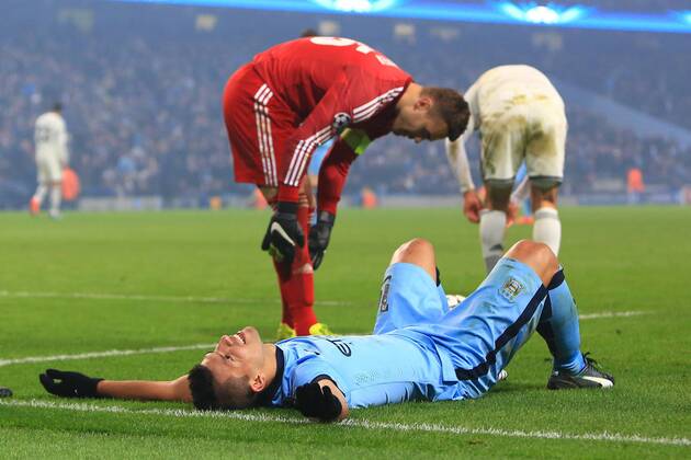 Aktuell Fussball, Champions League, Manchester City - ZSKA Moskau 4 Sergio Kun Agüero of Manchester City goes down in the area but is booked for diving - Manchester City vs. CSKA Moscow - UEFA Champions League - Etihad Stadium - Manchester - 05 11 2014 Pic Philip Oldham Sportimage EDITORIAL USE ONLY. No use with unauthorised audio, video, data, fixture lists, club league logos or live services. Online in-match use limited to 120 images, no video emulation. No use in betting, games or single club league player publications.