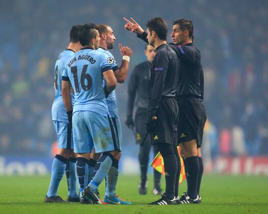 Aktuell Fussball, Champions League, Manchester City - ZSKA Moskau 4 Pablo Zabaleta of Manchester City protests to the referee at full time - Manchester City vs. CSKA Moscow - UEFA Champions League - Etihad Stadium - Manchester - 05 11 2014 Pic Philip Oldham Sportimage EDITORIAL USE ONLY. No use with unauthorised audio, video, data, fixture lists, club league logos or live services. Online in-match use limited to 120 images, no video emulation. No use in betting, games or single club league player publications.