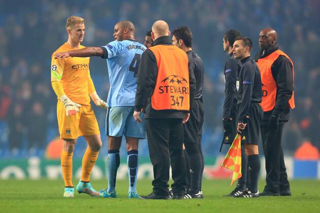 Aktuell Fussball, Champions League, Manchester City - ZSKA Moskau 4 Vincent Kompany of Manchester City complains to the referee at full time - Manchester City vs. CSKA Moscow - UEFA Champions League - Etihad Stadium - Manchester - 05 11 2014 Pic Philip Oldham Sportimage EDITORIAL USE ONLY. No use with unauthorised audio, video, data, fixture lists, club league logos or live services. Online in-match use limited to 120 images, no video emulation. No use in betting, games or single club league player publications.