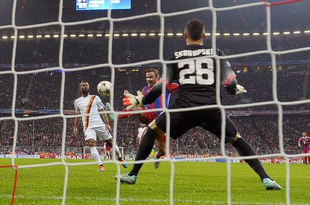 05.11.2014, Fussball Champions League 2014 2015, Vorrunde, 4.Spieltag, FC Bayern München - AS Rom, in der Allianzarena München. Ehrentribüne, Torschuss zum 2:0 von Mario Götze (mitte, Bayern), gegen Torwart Lukasz Skorupski (AS Rom). 