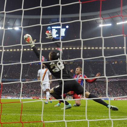 05.11.2014, Fussball Champions League 2014 2015, Vorrunde, 4.Spieltag, FC Bayern München - AS Rom, in der Allianzarena München. Ehrentribüne, Torschuss zum 2:0 von Mario Götze (mitte, Bayern), gegen Torwart Lukasz Skorupski (AS Rom). 
