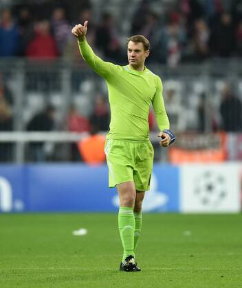 FUSSBALL CHAMPIONS LEAGUE SAISON 2014 2015 Vorrunde FC Bayern Muenchen - AS Rom 05.11.2014 Torwart Manuel Neuer (FC Bayern Muenchen) winkt nach dem Abpfiff 
