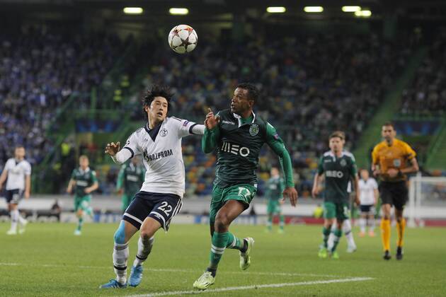 Schalke s Japonese defender, Atsuto Uchida (L) vies with Sporting s midfielder, Nani (R) during a soccer match between Portugal s Sporting CP and Germany s FC Schalke 04 for the group stage of the UEFA Champions League, in Sporting s Alvalade Stadium in Lisbon, Portugal, on November 5, 2014. Photo by Pedro Nunes Portugal: UEFA Champions League: Sporting Vs Schalke 04 