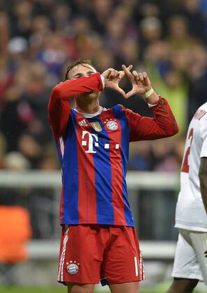 05.11.2014, Fussball Champions League 2014 2015, Vorrunde, 4.Spieltag, FC Bayern München - AS Rom, in der Allianzarena München. Torjubel Mario Götze (Bayern), hier küsst er seine Hand. 