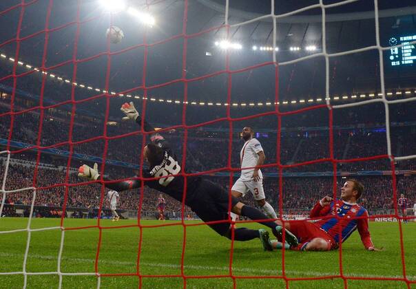 05.11.2014, xjhx, Fussball Champions League, FC Bayern München - AS Rom, v.l. Ashley Cole (AS Rom), Lukas Skorupski (AS Rom), Mario Goetze (FC Bayern Muenchen) Goal scored, Tor zum 2:0