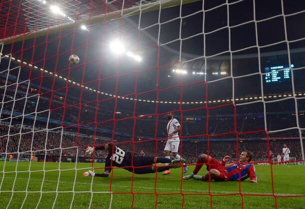 05.11.2014, xjhx, Fussball Champions League, FC Bayern München - AS Rom, v.l. Ashley Cole (AS Rom), Lukas Skorupski (AS Rom), Mario Goetze (FC Bayern Muenchen) Goal scored, Tor zum 2:0