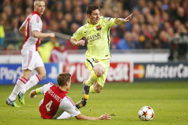 (L-R) Niklas Moisander of Ajax, Lionel Messi of FC Barcelona during the UEFA Champions League group f match between Ajax Amsterdam and Barcelona on November 4, 2014 at the Amsterdam Arena in Amsterdam, The Netherlands. Ajax Amsterdam v Barcelona UEFA Champions League Group F 2014 2015 xVIxxIVx 3247072
